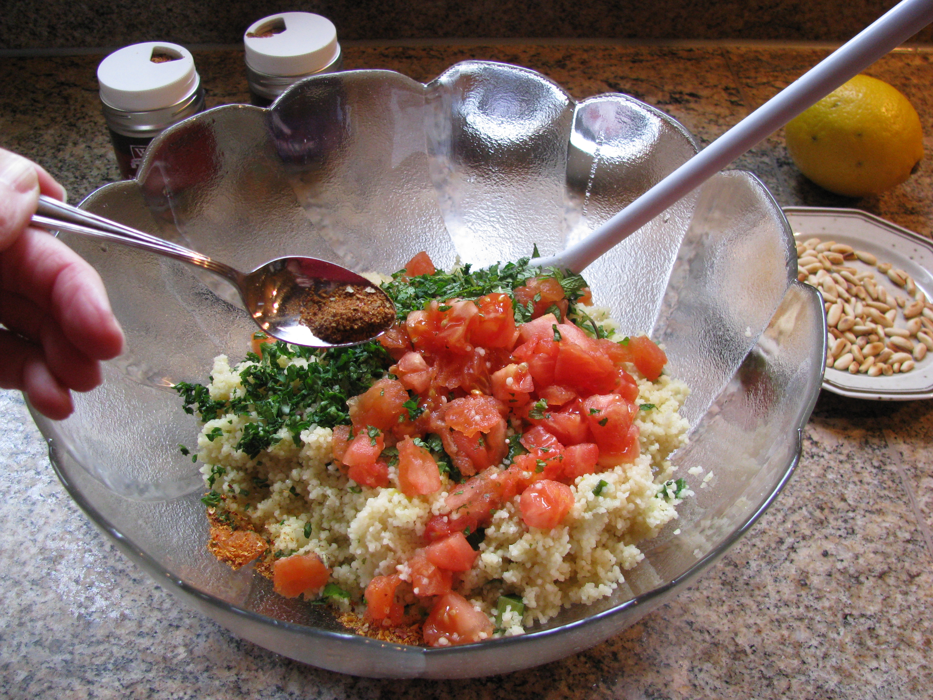 Bild auf dem der Couscous Salat gewürzt wird zum passenden Rezept