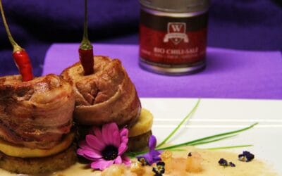 Partyfilet mit Chili und Apfel auf Cranberry-Serviettenknödel an Calvadossauce