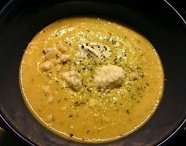 Bild zum Rezept Blumenkohl-Curry-Suppe. Fertige Suppe mit Creme Fraiche und Grana Padano garniert.