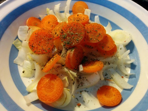 Bild zum Rezept bunter Salat mit Pouletstreifen. Chicoree und Karotten als Grundbasis.