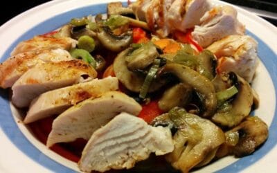 Rezept: Bunter Salat mit gegrillten Pouletstreifen