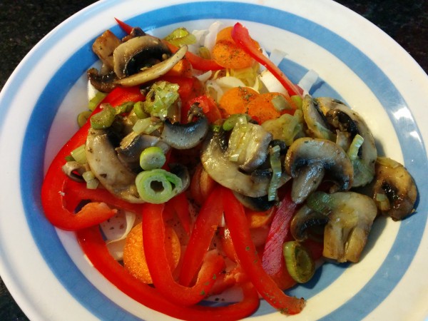 Bild zum Rezept bunter Salat mit Pouletstreifen. Erweiterter Grundsalat mit Chicoree, Karotten, Pilze und Peperoni.
