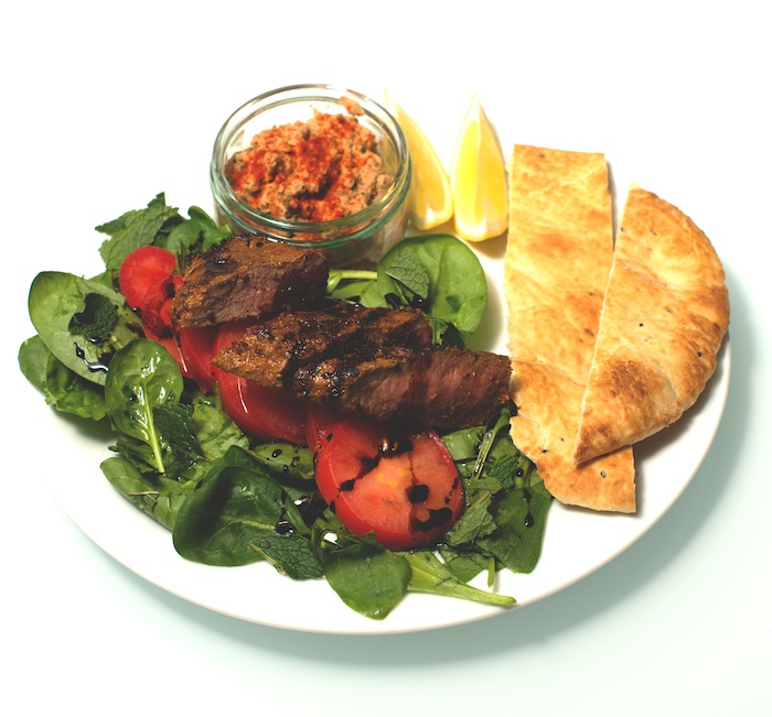 Harissa Lamm mit Baba Ganoush an Spinat und Tomaten Salat mit Naan Brot