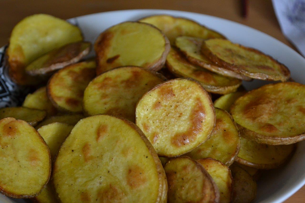 Bild der fertigen Kartoffel-Chips zum Rezept Kartoffeln mit Rosmarin-Knoblauch Salz. Diese Kartoffel Chips sind kinderleicht und sind sehr lecker.
