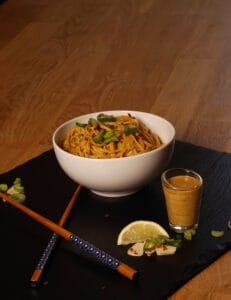 Scharfe China-Nudeln mit Tahini Sauce und Gewürzen von Würzmeister