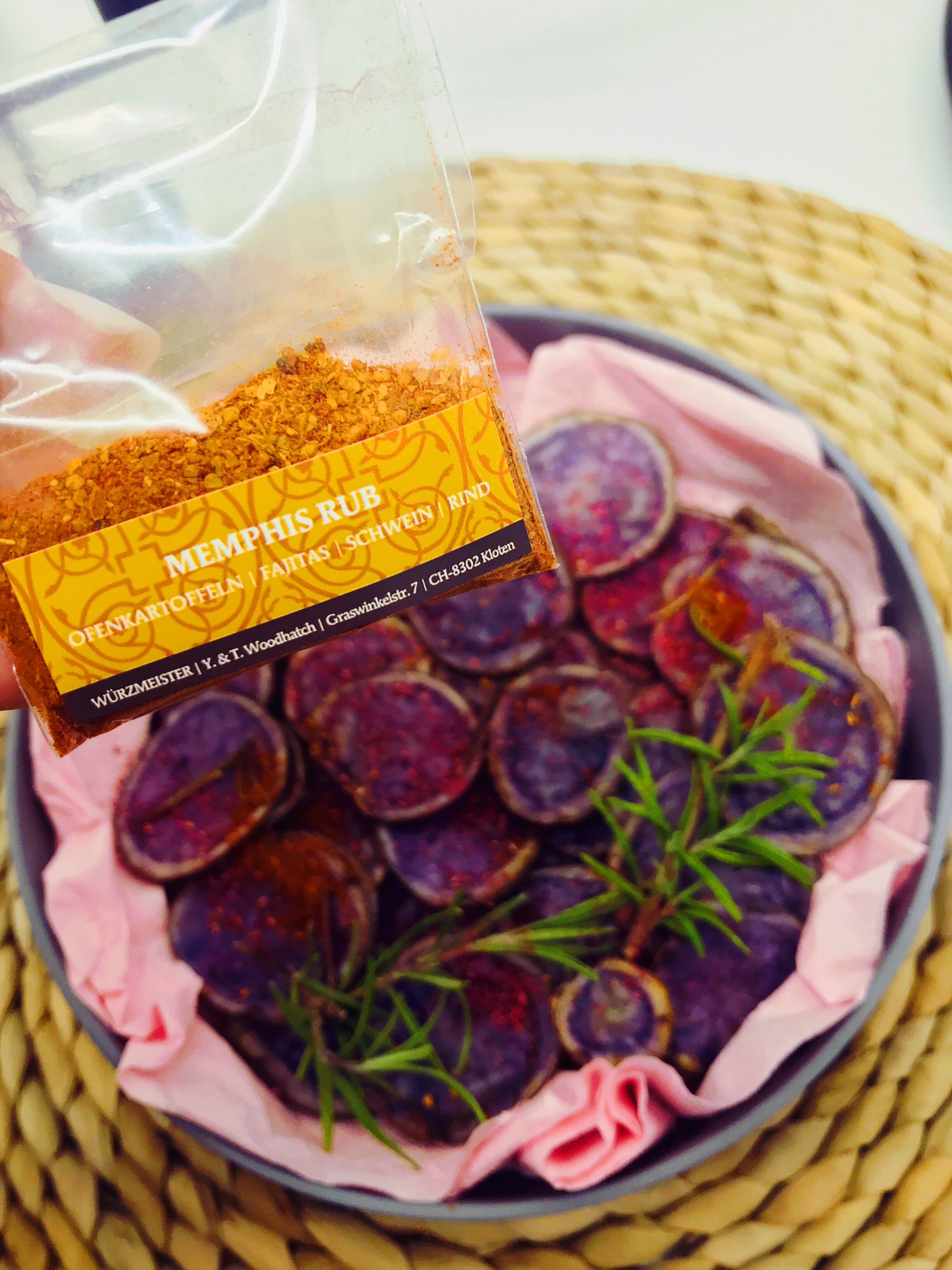 Rezept: Blaue Kartoffel-Chips mit Hibiskus Salz und Memphis Rub (vegan ...